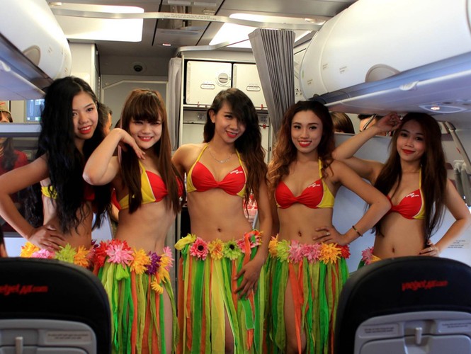 VietJet lại để vũ công mặc bikini “quậy” trên máy bay đến Singapore - ảnh 1